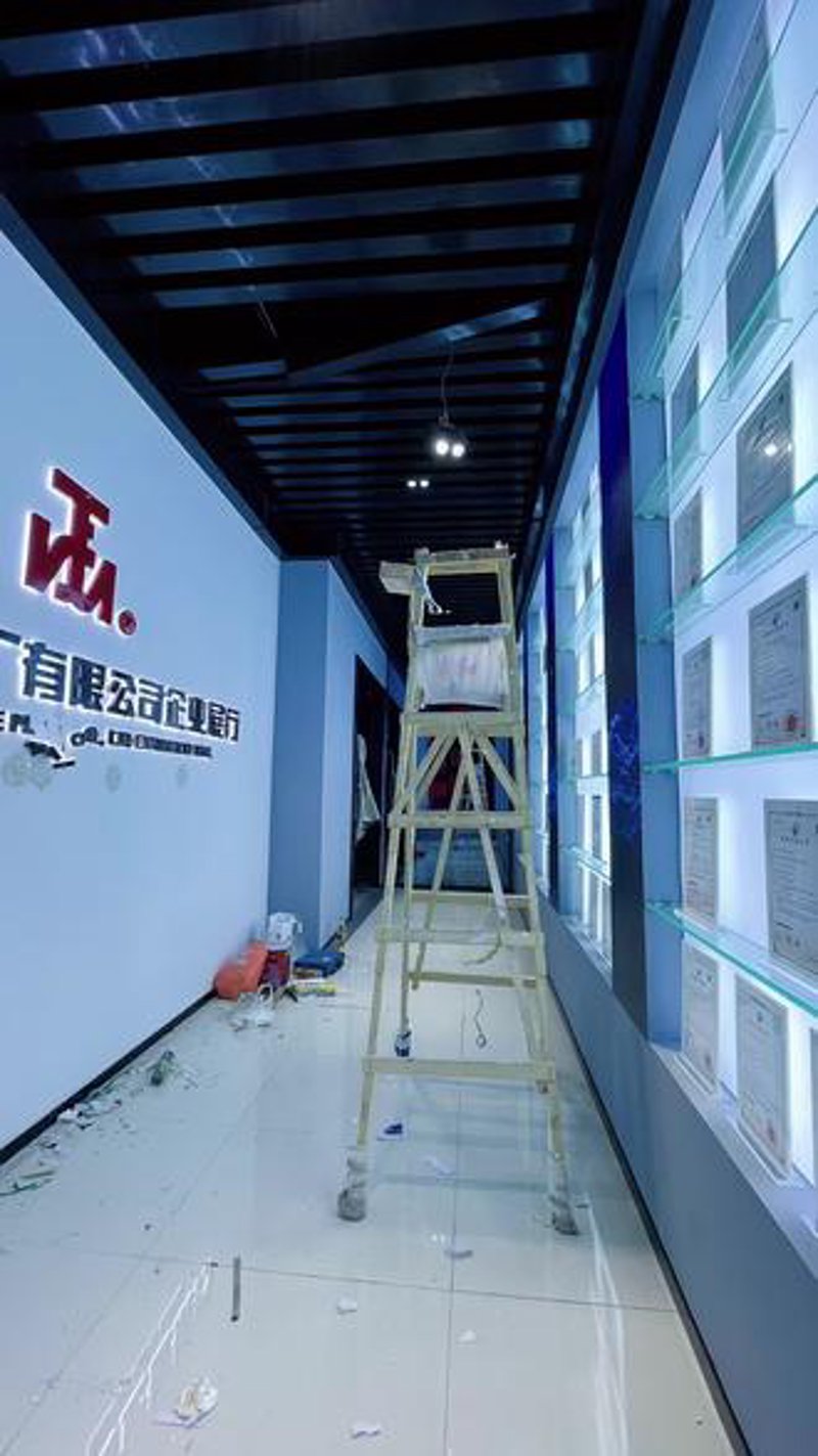 广告设备操作员在光电子显示屏、广告牌和LED屏的世界里扮演着至关重要的角色。今天，我们通过几个案例来深入理解他们的日常工作内容。